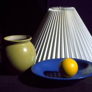 Lampeskærm, krukke, tallerken og skumgummibold / Lampshade, vase, plate and foam rubber ball